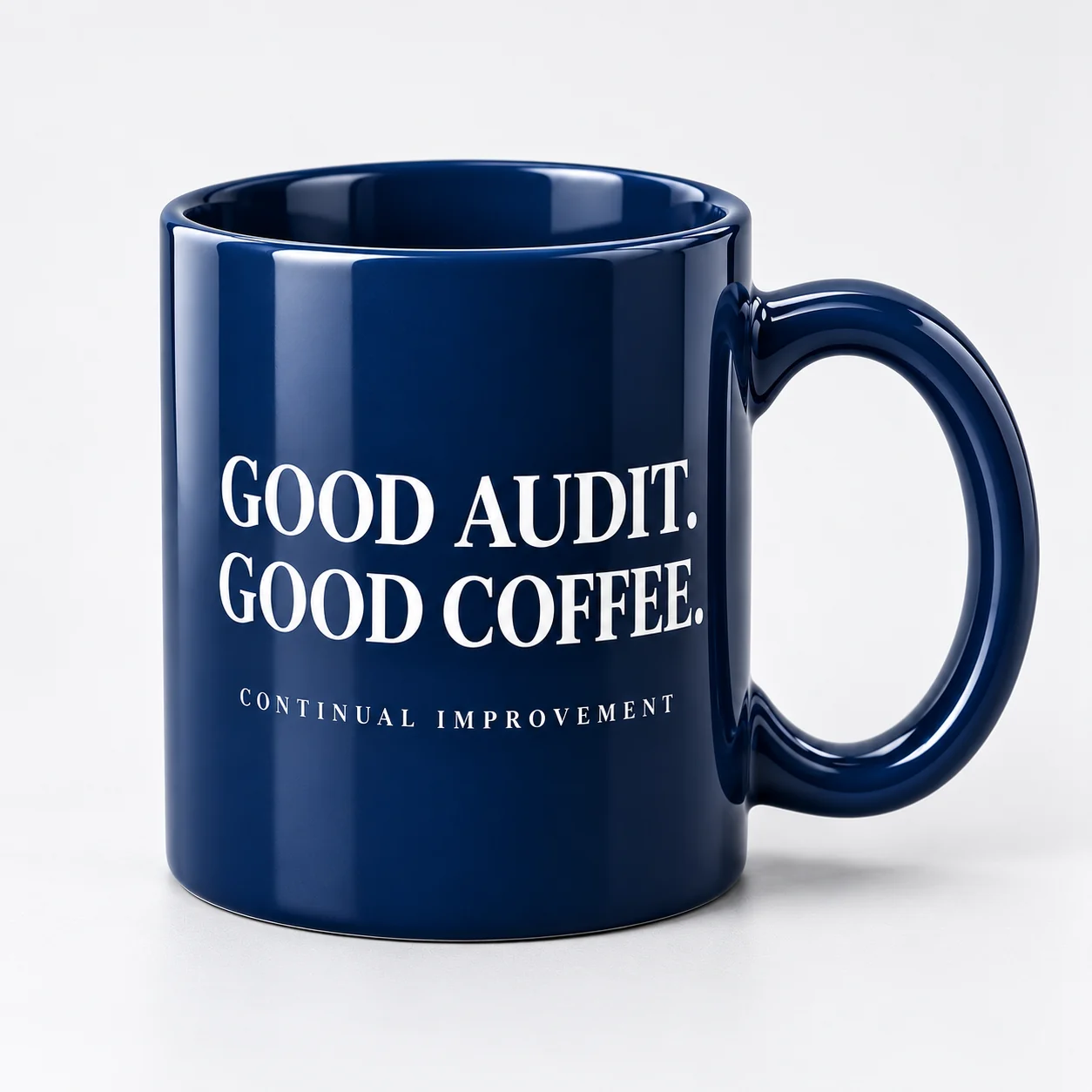 Granatowy kubek Good Audit. Good Coffee.